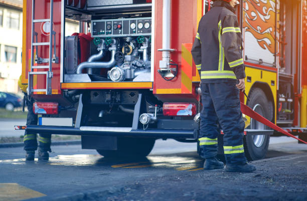 samochód strażacki pumper. wóz strażacki ze sprzętem gaśniczym. - pumper zdjęcia i obrazy z banku zdjęć