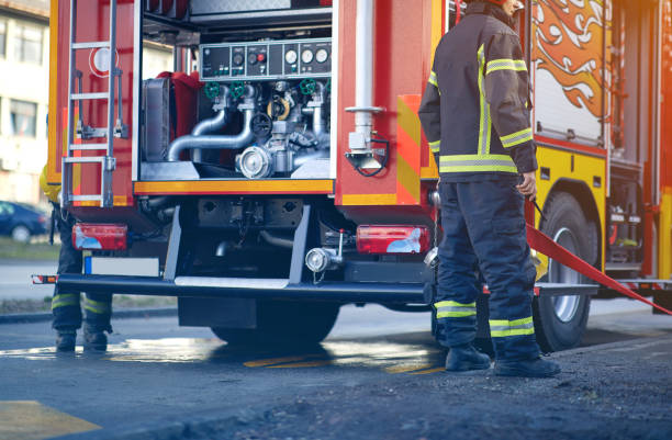 пожарный насосный грузовик. пожарная машина с противопожарной техникой. - pumper стоковые фото и изображения