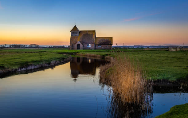 日没時のロムニー・マーシュ - romney marsh ストックフォトと画像