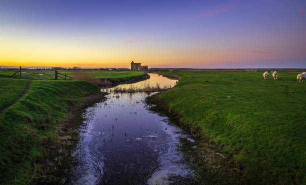 日没時のロムニー・マーシュ - romney marsh ストックフォトと画像