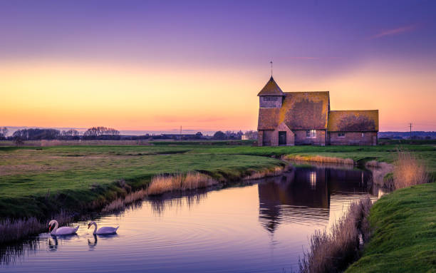 日没時のロムニー・マーシュ - romney marsh ストックフォトと画像