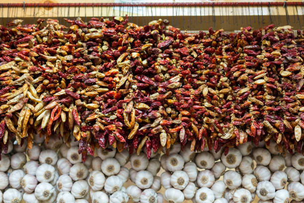 chiles y ajo en cuerda en funchal en madeira. portugal - garlic hanging string vegetable fotografías e imágenes de stock
