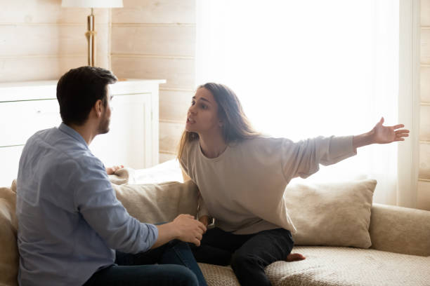 arrabbiati giovani coniugi preoccupati litigando a casa - wife husband discussion couple foto e immagini stock