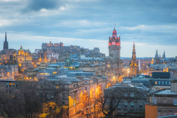 vista da calton hill, edimburgo - stazione ferroviaria di waverley foto e immagini stock