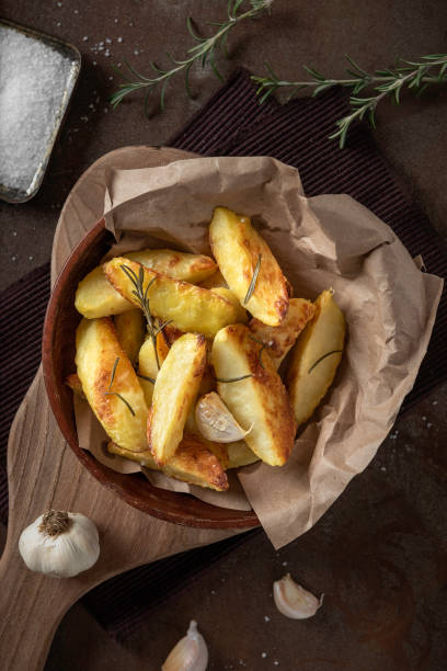 запеченный картофель - appetizer bowl potato chip condiment стоковые фото и изображения