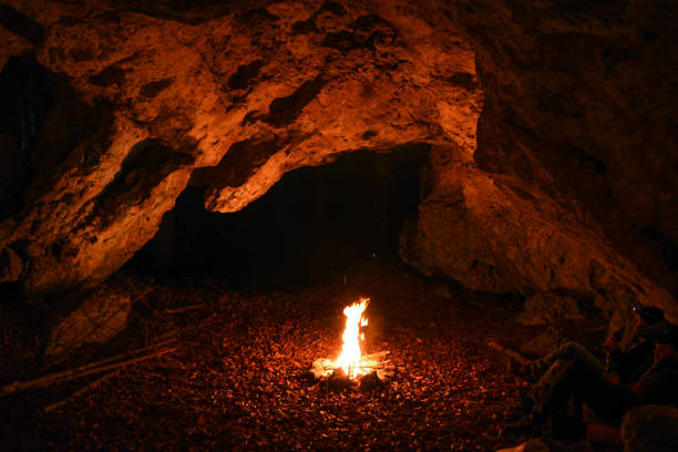 fogata en la cueva. - blue flame natural gas fireplace fotografías e imágenes de stock