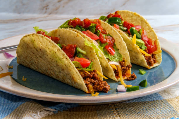 tacos mexicanos de carne de res - crispy fotografías e imágenes de stock