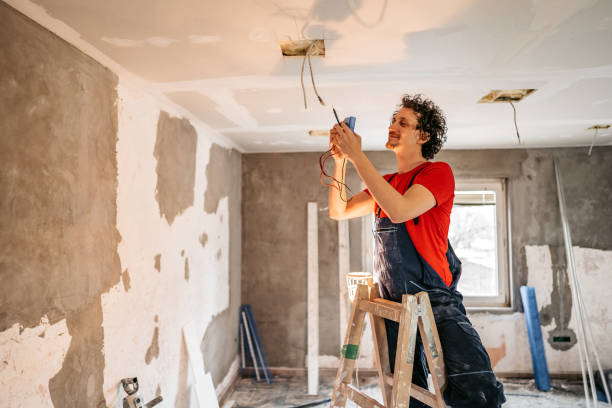 家をリノベーションしながら電気に取り組む労働者 - construction worker preparation improvement new ストックフォトと画像