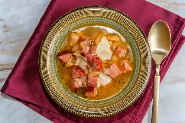 Simple slow-cooker ham and cannellini bean soup