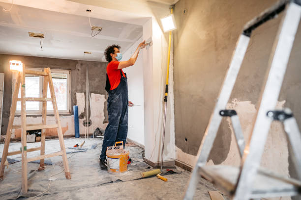 pracownik budowlany tynkowanie i wygładzanie ściany betonowej - plaster plasterer building contractor home interior zdjęcia i obrazy z banku zdjęć