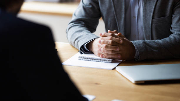 sluit omhoog nadruk op geklemde handen van mannelijke ondernemer. - interview evenement stockfoto's en -beelden