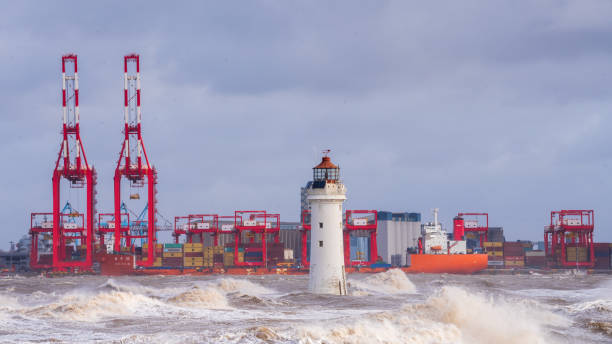 faro di roccia persico in una tempesta - perch rock lighthouse foto e immagini stock