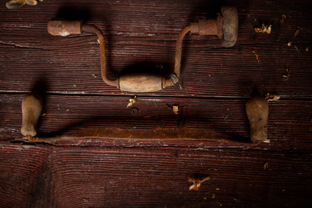 collection d’outils anciens sur le mur en bois. photo stock - saw old fashioned mechanic antique photos et images de collection