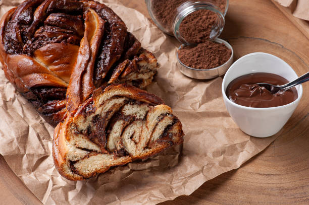 babka al cioccolato o pane brioche. farcito con crema di nocciole. - pan brioche foto e immagini stock