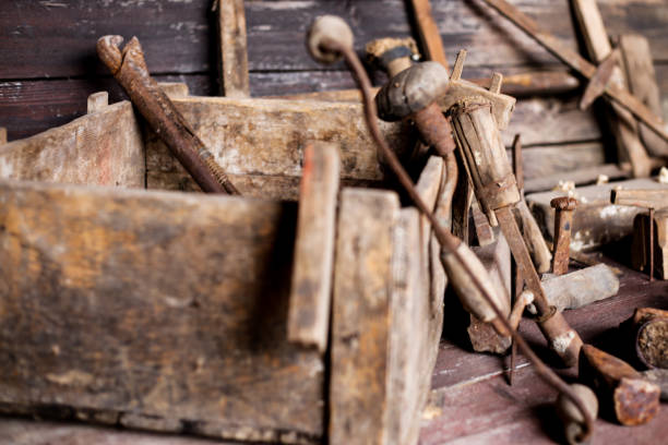 collection d’outils anciens sur le mur en bois. photo stock - saw old fashioned mechanic antique photos et images de collection