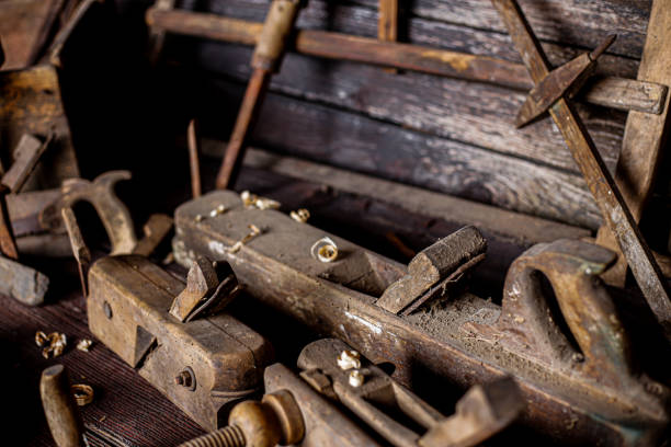 木製の壁に古いツールコレクション。ストック写真 - saw old fashioned mechanic antique ストックフォトと画像