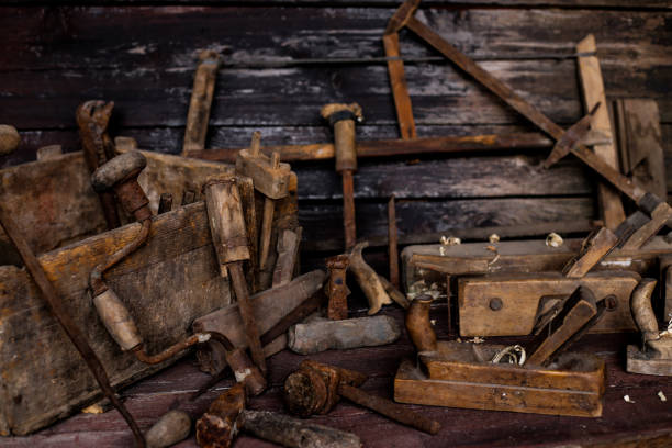 collection d’outils anciens sur le mur en bois. photo stock - saw old fashioned mechanic antique photos et images de collection