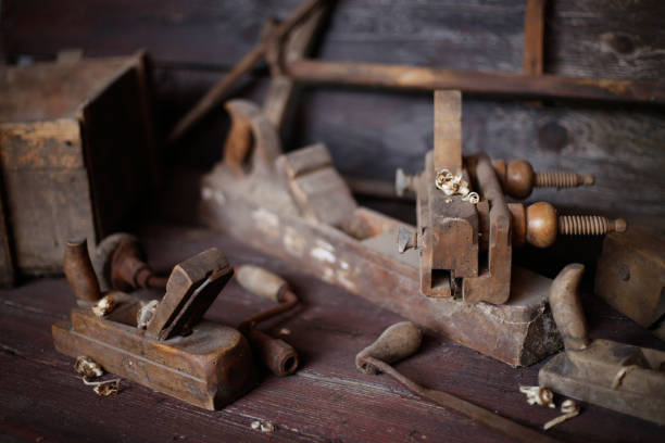 collection d’outils anciens sur le mur en bois. photo stock - saw old fashioned mechanic antique photos et images de collection