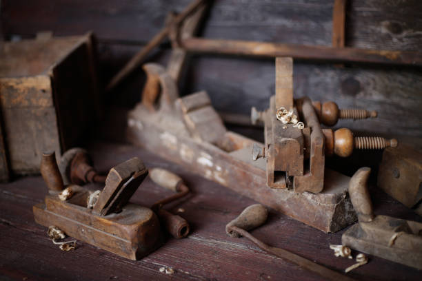 木製の壁に古いツールコレクション。ストック写真 - saw old fashioned mechanic antique ストックフォトと画像