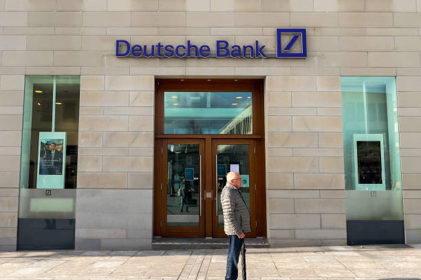 男子站在富爾達市中心德意志銀行大樓前 - deutsche bank 個照片及圖片檔