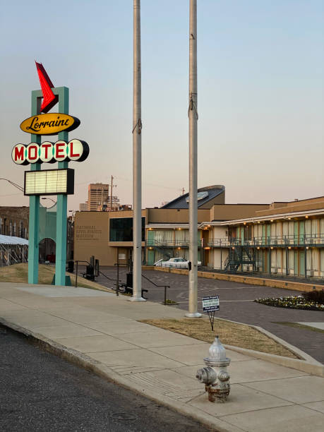 lorraine motel sign at the national civil rights museum - marquis imagens e fotografias de stock