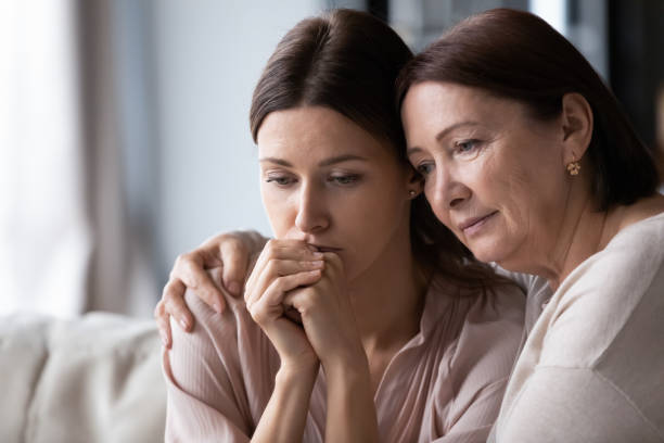 da vicino amorevole madre matura calmando la figlia adulta frustrata - consoling close up senior adult grandparent foto e immagini stock