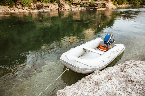 海岸に係留されたゴムボート - rowboat dinghy nautical vessel nautical equipment ストックフォトと画像