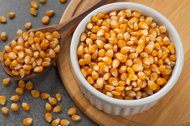 ポップコーンのためのトウモロコシのカーネルとボウル。 - popcorn snack bowl corn ストックフォトと画像