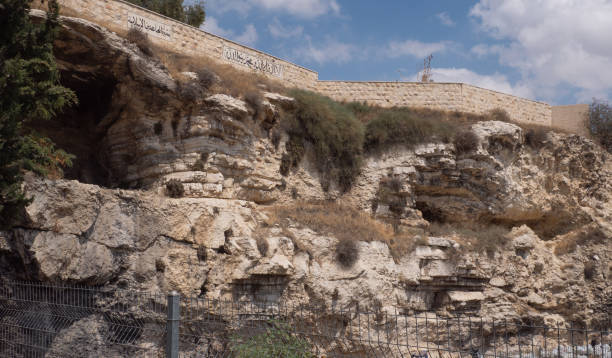 schädelfelsen bei gartengrab in jerusalem, israel - christian quarter stock-fotos und bilder