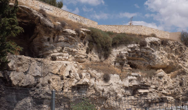 skull rock vicino alla tomba del giardino a gerusalemme, israele - spirituality christianity jerusalem east foto e immagini stock