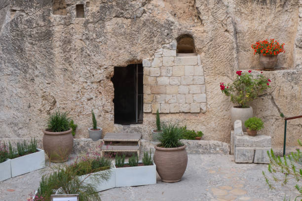 la tomba di gesù cristo nel giardino tombale. ingresso alla tomba del giardino a gerusalemme, israele. - spirituality christianity jerusalem east foto e immagini stock