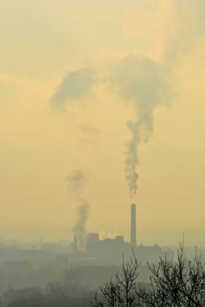 smog in serata sopra l'impianto di scarico-energia di schweinfurt - schweinfurth foto e immagini stock