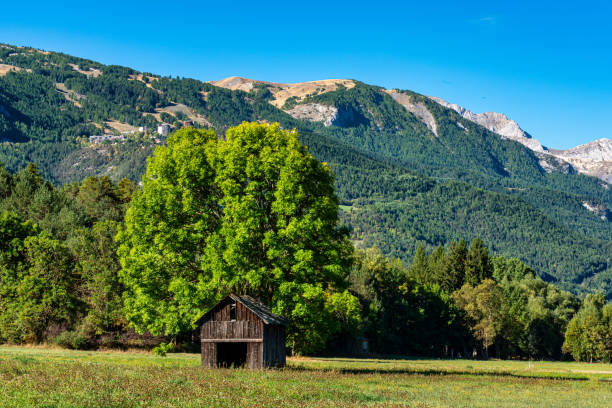 フランスのル・ブール・ドワサン周辺の山々の風景図 - mountain landscape rock european alps ストックフォトと画像