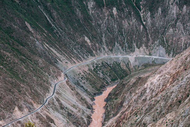 istock A section of tarmac road halfway up the mountain 1309222532