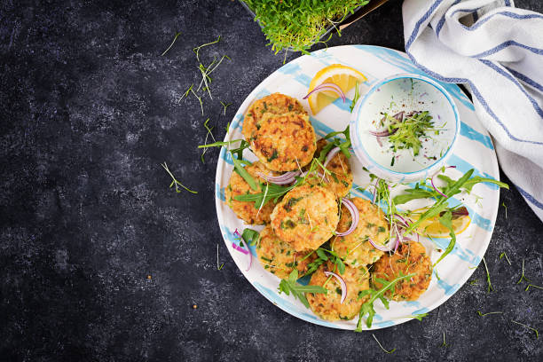 crocchette di pesce fatte in casa con pesce bianco, bulgur, spinaci e pangrattato. frittelle di merluzzo tritato. pranzo o cena deliziosi e nutrienti. vista dall'alto, sovraccarico - fish cakes immagine foto e immagini stock