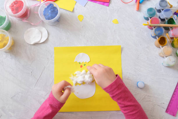 cartão de confecção de crianças com pintinho de páscoa de papel colorido e almofada de algodão. handmade. - bird yellow child chicken - fotografias e filmes do acervo