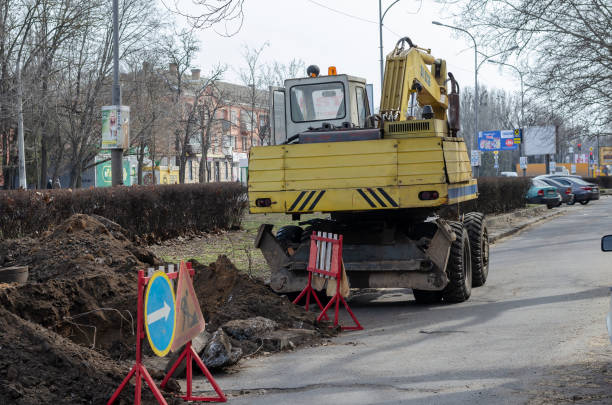 prace remontowe i konserwatorskie na ulicy miejskiej. - editorial safety in a row industry zdjęcia i obrazy z banku zdjęć