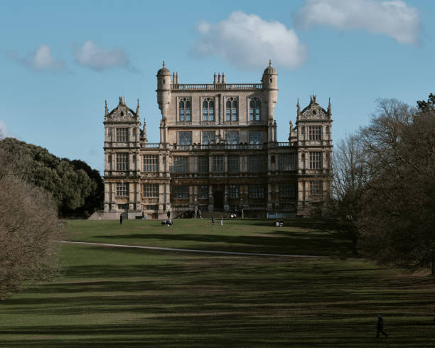 wollaton hall w nottingham w anglii. - the dark knight zdjęcia i obrazy z banku zdjęć