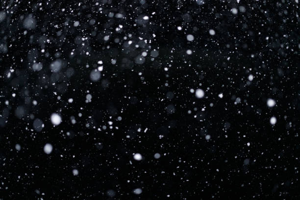 neve em queda real no fundo preto para misturar modos em ps. ver 01 - muitos flocos de neve em desfoque - multiple exposure - fotografias e filmes do acervo
