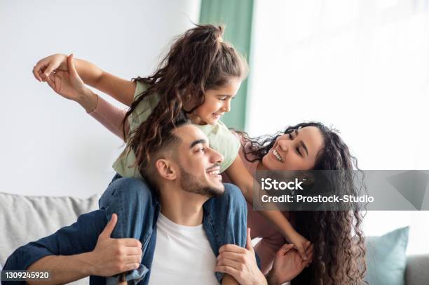 Fröhliche Nahöstliche Familie Von Drei Haben Spaß Zusammen Zu Hause Stockfoto und mehr Bilder von Familie