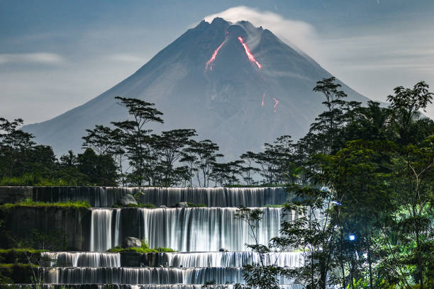 메라피 산은 인도네시아 요야카르타 중부와 요야카르타에서 가장 활발한 화산입니다. - mt merapi 뉴스 사진 이미지
