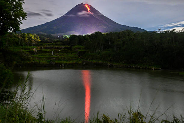 Merapi Vertical 2.400+ Mt Merapi Fotos fotos de stock, imagens e fotos royalty-free ...