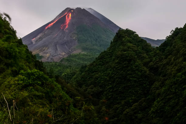 메라피 산은 인도네시아 요야카르타 중부와 요야카르타에서 가장 활발한 화산입니다. - mt merapi 뉴스 사진 이미지