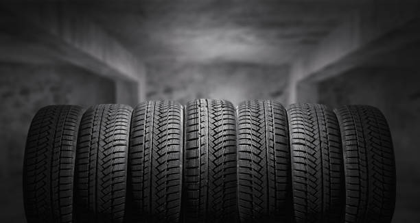 новые автомобильные шины с идеальным профилем на складе - tire auto repair shop part of vehicle stack стоковые фото и изображения