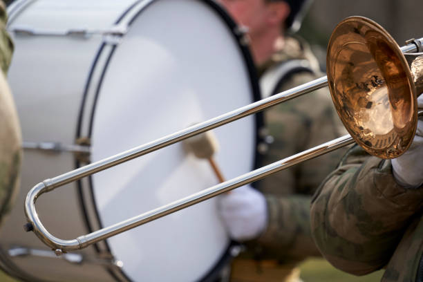 軍のブラスバンドのミュージシャンが楽器を演奏する - parade band ストックフォトと画像