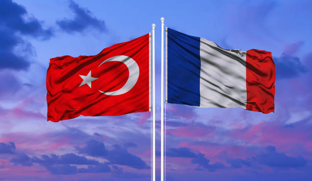 bandera de turquía y francia ondeando en el viento contra el cielo azul nublado blanco juntos. concepto de diplomacia, relaciones internacionales. - turquia bandera fotografías e imágenes de stock