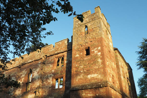 актон бернелл, руины замка шропшир - shropshire blue стоковые фото и изображения