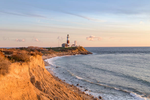 montauk point light, farol, long island, nova iorque, condado de suffolk - the hamptons long island lighthouse - fotografias e filmes do acervo