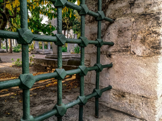 fenêtre en treillis d’acier dans la clôture de l’ancien cimetière de la mosquée suleymaniye à istanbul (turquie) - istanbul surrounding wall suleymanie mosque turkey photos et images de collection