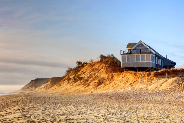 케이프 코드 국립 해안을 따라 해안 침식 - cape cod national seashore 뉴스 사진 이미지